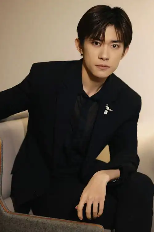 易烊千玺亮相活动,一身黑色西装的酷帅少年,胸针超闪