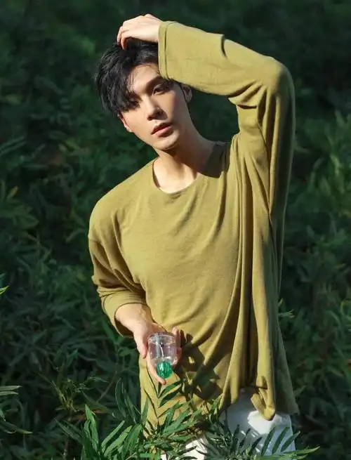 清晨阳光下的干净男生,英俊硬朗的五官,让整个画面更加魅力十足