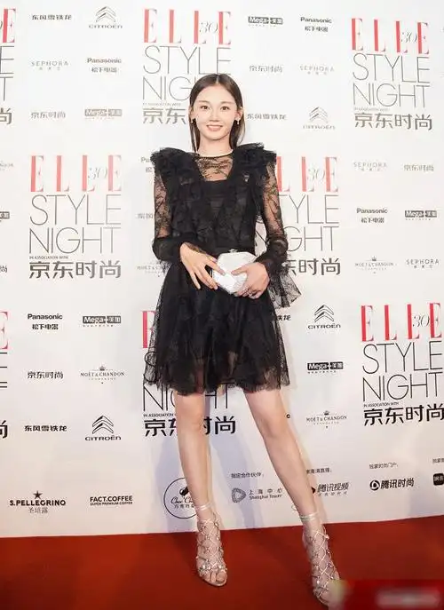 苗苗当妈后身材变丰满穿粉色连衣裙转身这姿态看呆我