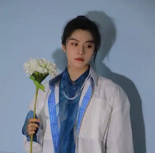 薛八一下岛后每日造型大赏新商务推广荣耀耳机