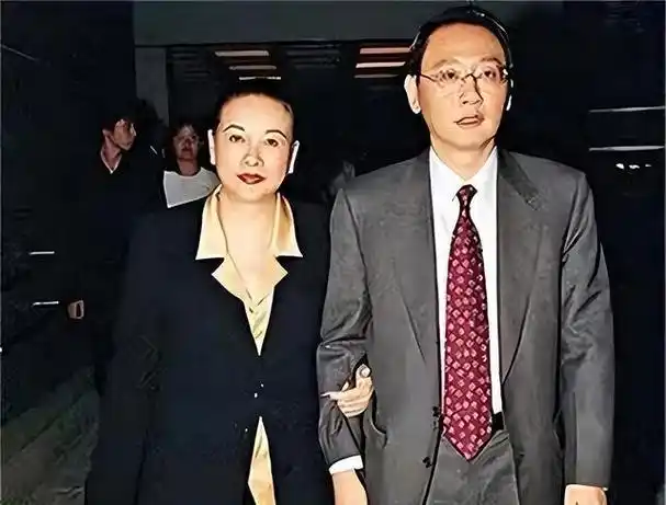 汤珈铖:被抑郁症折磨的富豪家族"黑狗",那些消失网络的日子