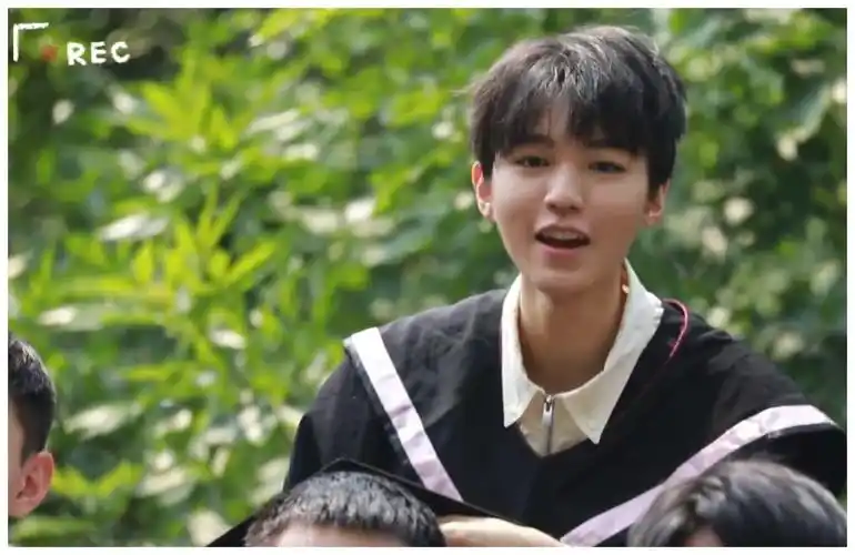 北电17级毕业照王俊凯帅气关晓彤出众两位热播剧女主像素人