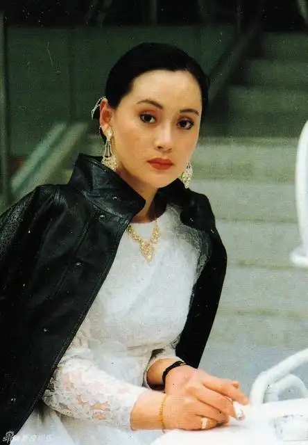 58岁大宋佳26岁携女离开重病前夫46岁生下小儿子父亲身份成谜