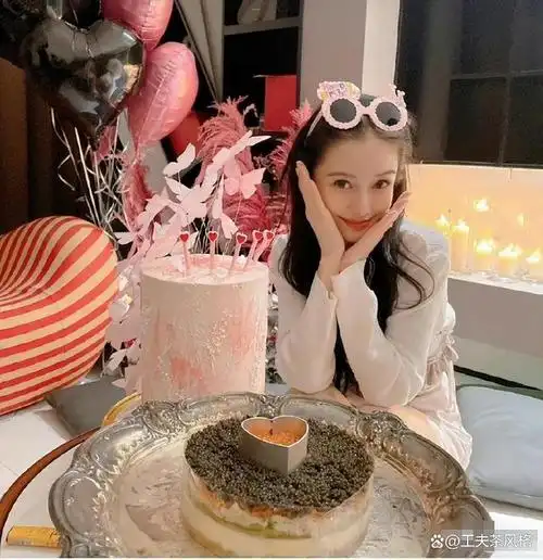 在2018年的生日中,浪漫依然不输前几年.