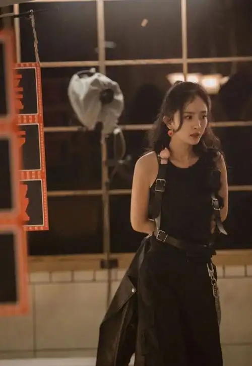 杨幂穿黑色真是无敌了工字背心酷飒满分纤细白手臂太诱人