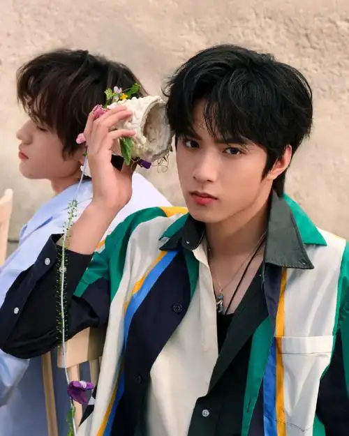 宋亚轩刘耀文背对背