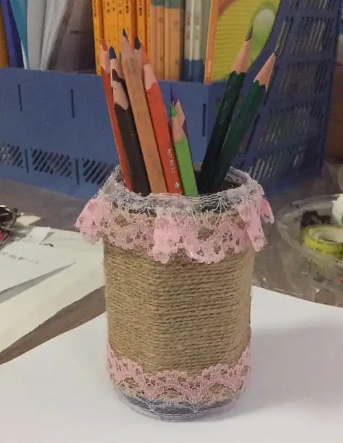 和妈妈一起用矿泉水瓶,麻绳,花边制作笔筒,简单环保又实用.