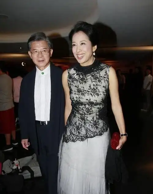 朱玲玲造型大胆穿紫色挂脖吊带裙秀身材比身边老公气质更年轻