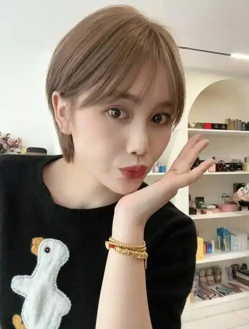 女发别乱剪,最值得尝试还是层次短发,动感还时尚