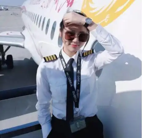 空中"花木兰"伍倩玉:17岁学开飞机,26岁成为世界最年轻女机长