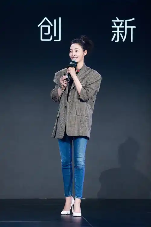 白百合得罪造型师了西装反穿还配条牛仔裤看着显壮还掉档次