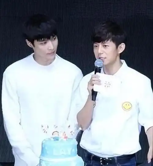 刘威搂着童年的杨幂,刘德华亲了谢霆锋一口!原来他们早就认识