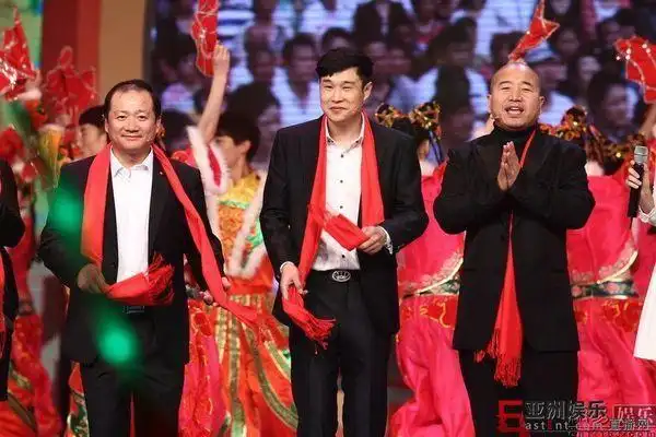 王小利身高是不是弄错了发现他比小沈阳矮很多,怎么小沈阳才1.