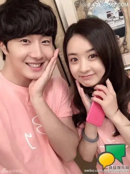 赵丽颖丁一宇粉嫩情侣装 嘟嘴卖萌很般配