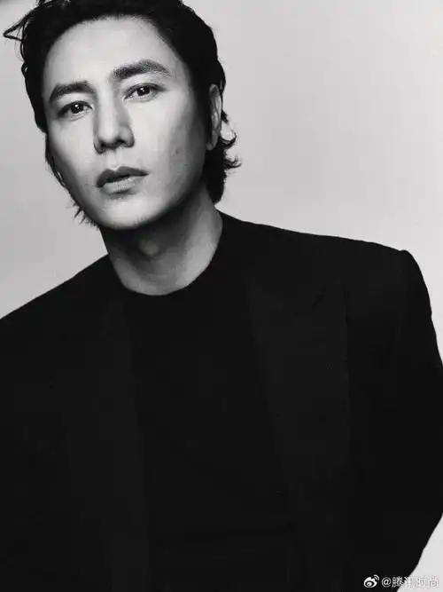 鹅娘星光#@陈坤生日写真,黑白光影,不负岁月,期待未来更多精彩.