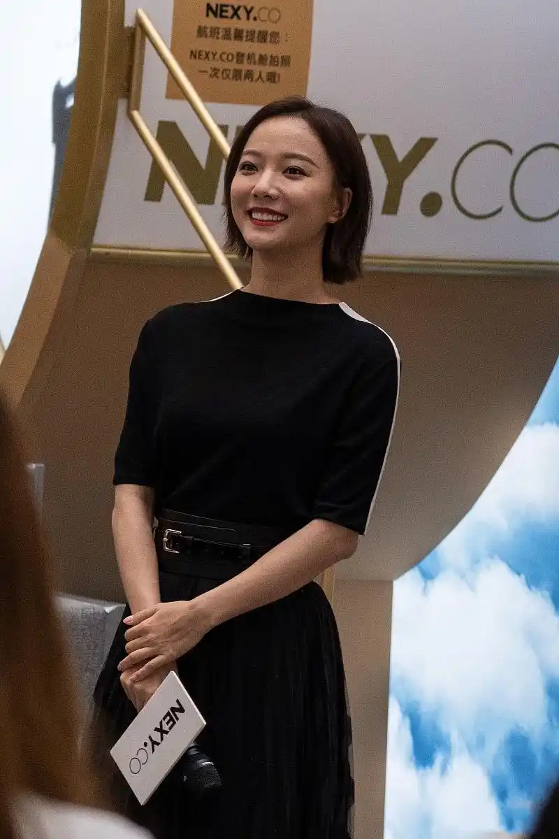 原创35岁王珞丹出席活动,一袭黑纱裙优雅迷人,笑容甜美温暖人心