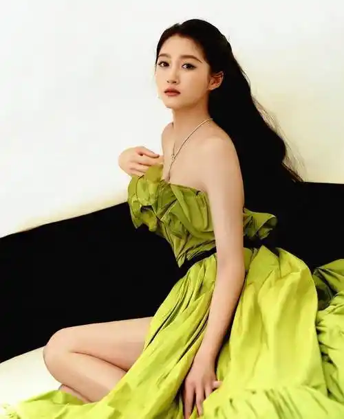 坊间传言鹿晗和关晓彤频繁一起应酬,晚上大喝大吃,难怪两个人的状态都