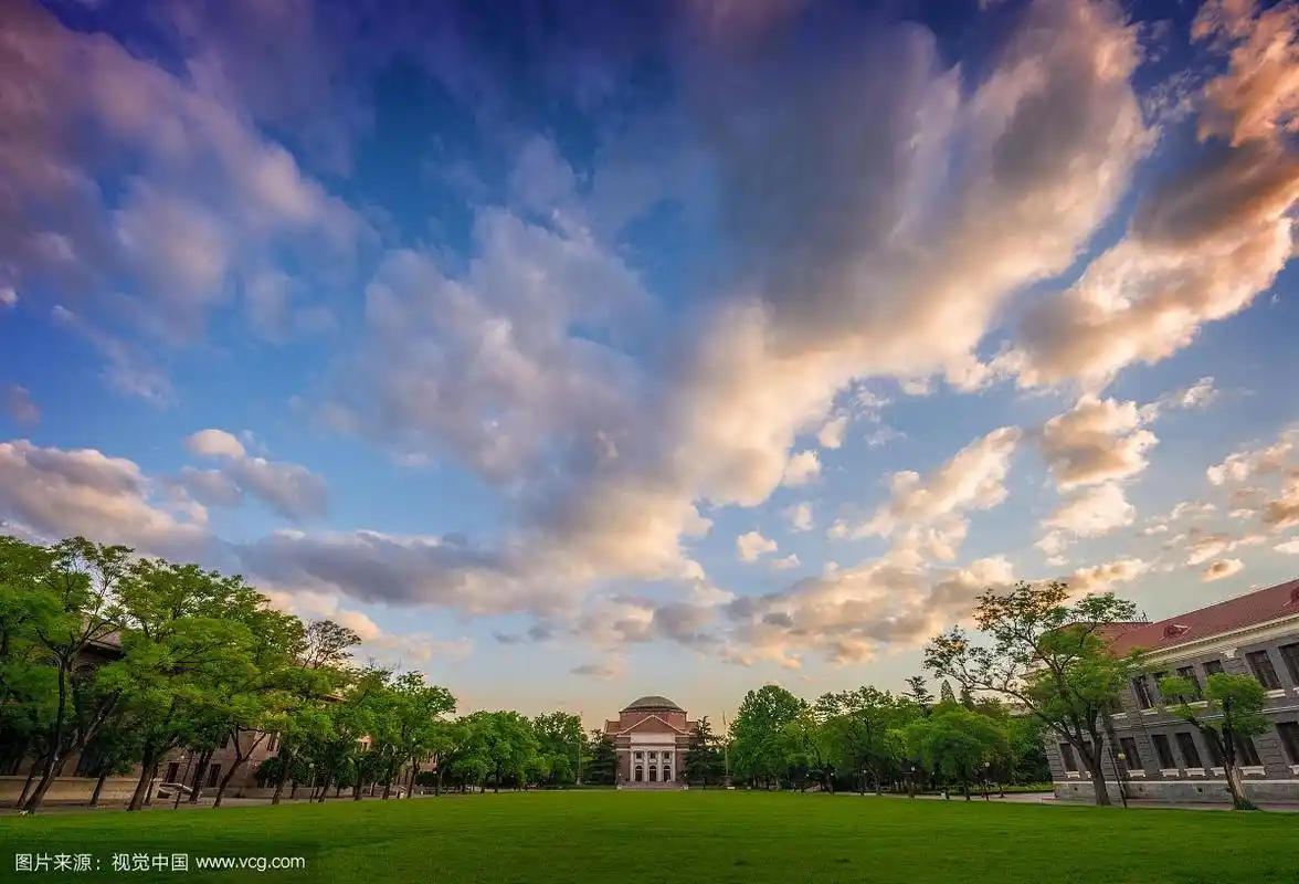 清华大学校园与朝霞