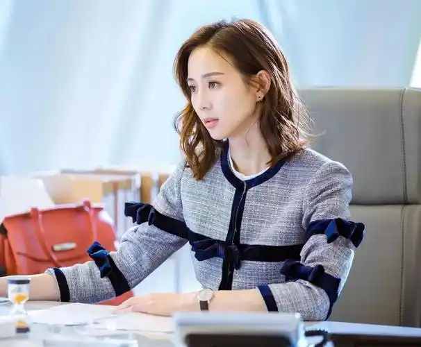 钧甯在戏里基本上都是职业套装,各种西装外套都搭配的得心应手,堪称