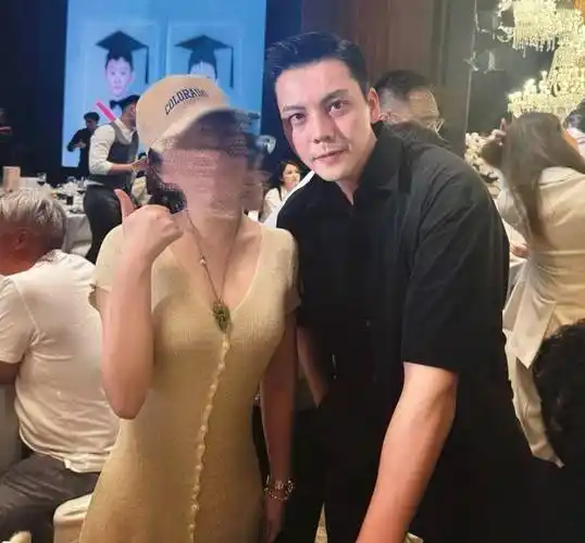 陈伟霆给好兄弟当伴郎,金丝眼镜黑西装造型,妈妈和哥哥也来了