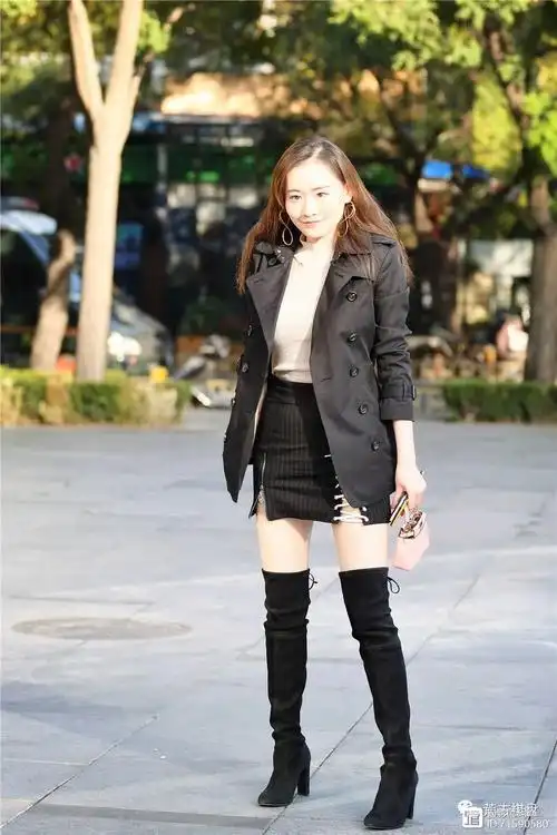粗跟过膝靴,搭配黑色高腰短裙,西服要敞开怀才更加精致