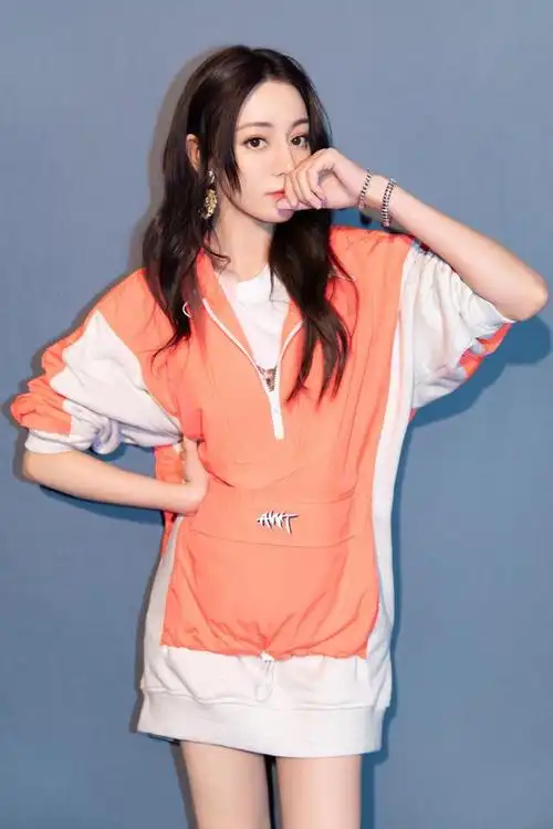 春天就应该穿糖果卫衣,好搭配又好看,迪丽热巴穿啥都好看,迪丽热巴