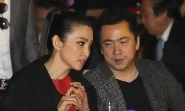 在王中军妻子的威胁下,李冰冰和王中军也只能分手,但外界还是有不少