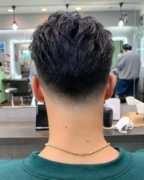 第一种:后梳露额发型