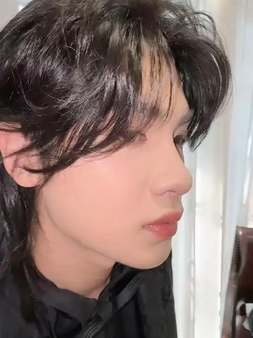 黄明昊长发狼尾