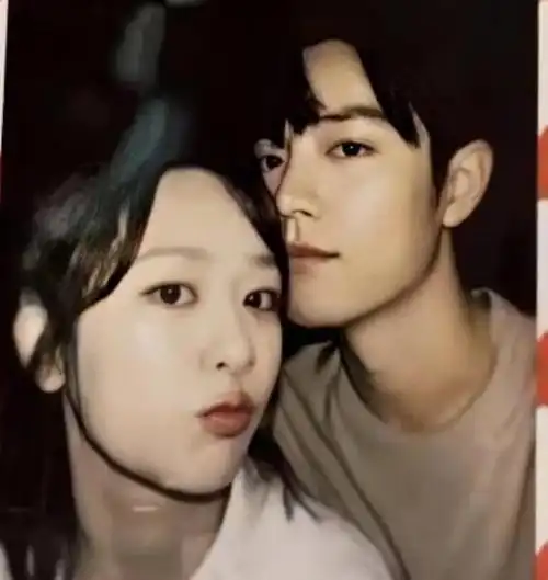 肖战杨紫甜蜜更新又曝光摸头后拥抱亲吻一列火车准备出发