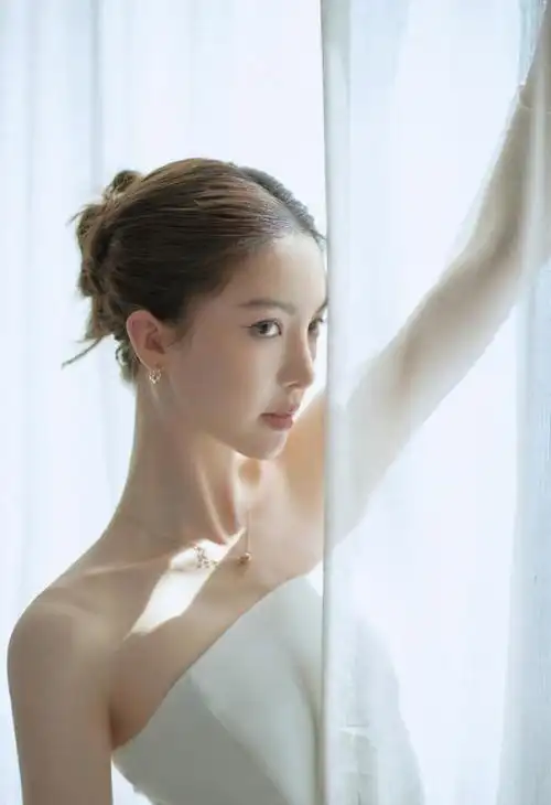 金晨穿抹胸裙亮相尽显好身材盘发造型吸睛