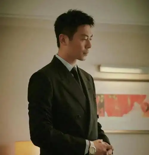 朱亚文近照曝光,像变了个人,面相疲惫认不出,与宋佳同框显差距