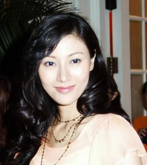 53岁李嘉欣笑出4层皱路,颈纹松垮显老10岁