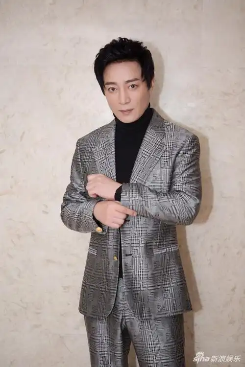 何中华亮相第四届文荣奖低调优雅显男神风范