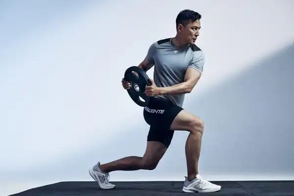 吴彦祖演绎迪桑特夏日运动大片热力领航燃动一夏