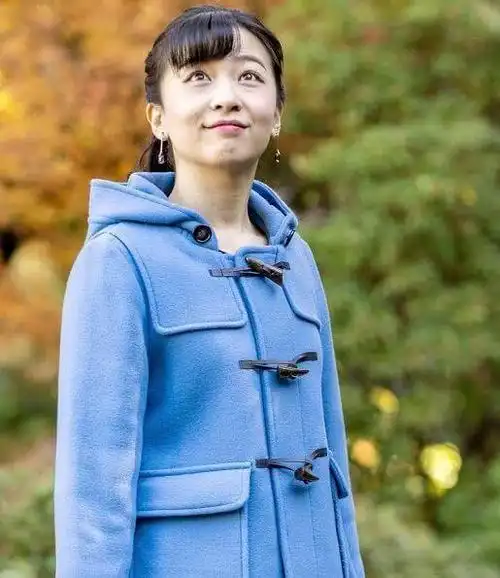 佳子真不愧是日本最美公主,着装似高中生,姐姐造型老气