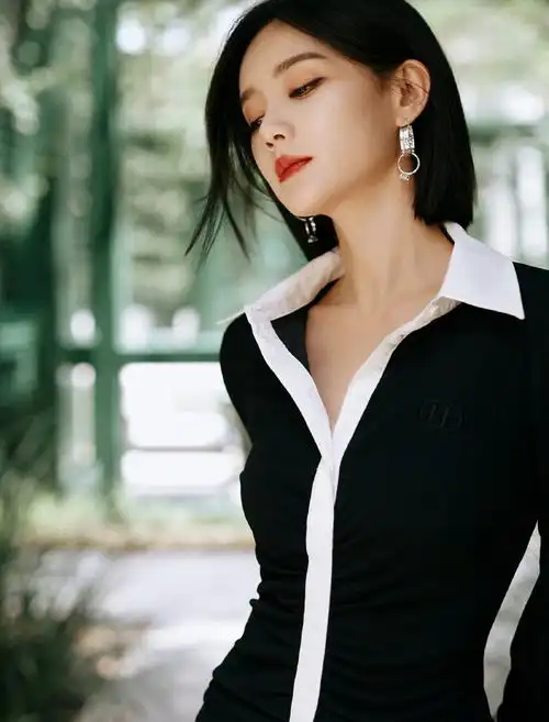 #李一桐短发黑白裙##李一桐短发修身黑裙#