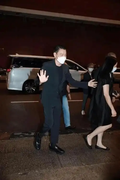 刘德华献唱颁奖典礼穿牛仔裤配厚袜子好时髦60岁还这么年轻