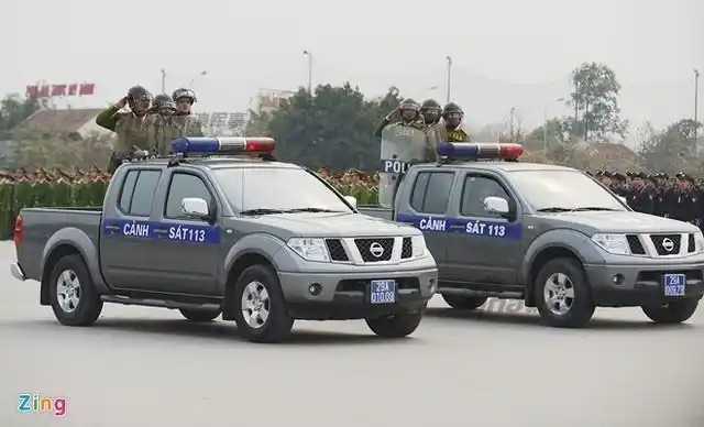 越南警察机动部队大阅兵 人员乘小卡大秀装甲车