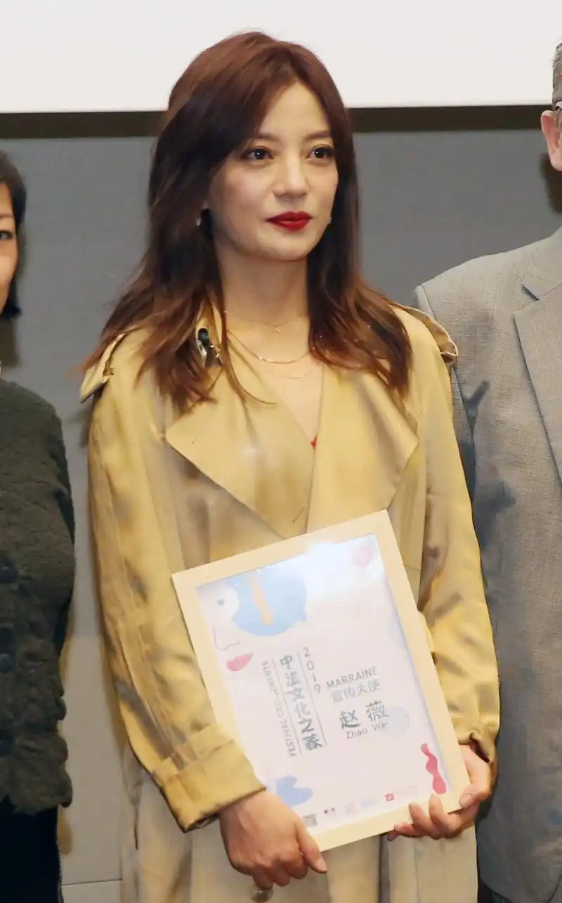 组图:赵薇懒理赔偿案任宣传大使 近照状态超好涂红唇秀美腿