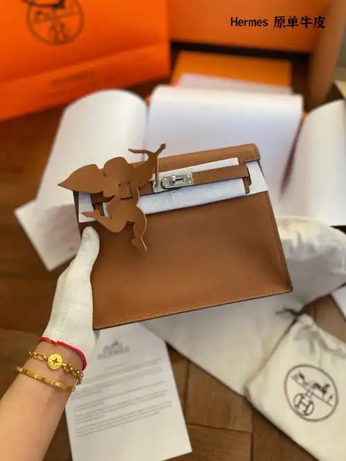 纹头层牛皮,金色锁扣更是一丝亮点职场精英气质拉满了哦y#爱马仕包包