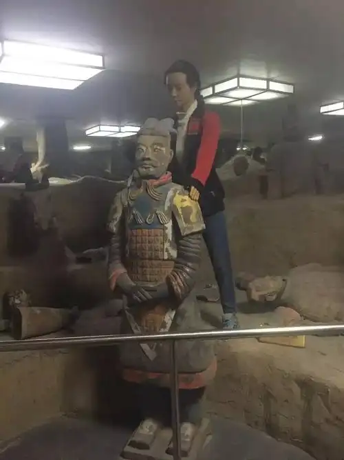 西安一日游现山寨兵马俑有双眼皮红嘴唇