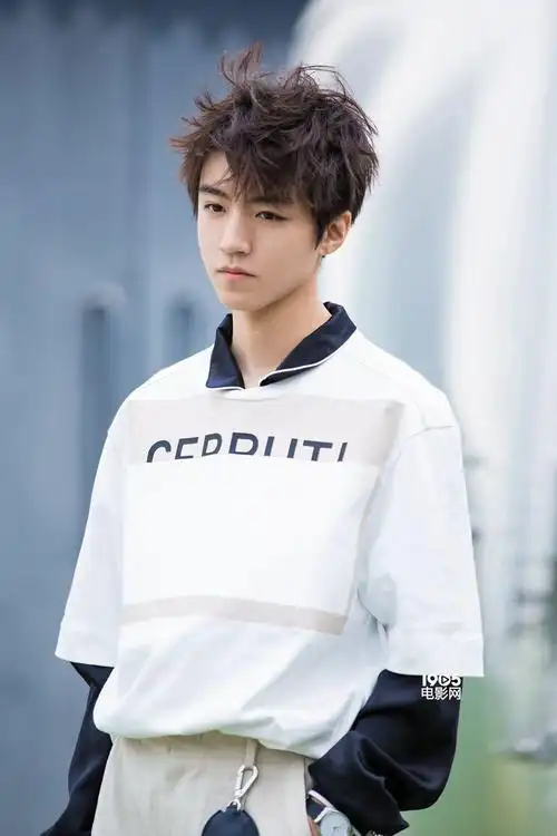 图库 明星写真 > 王俊凯漫撕男酷帅封面 521投递个棒球王子要不要?