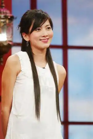 20世纪90年代,还在读大学的钱韦杉便凭借一头秀发成为了许多一线女