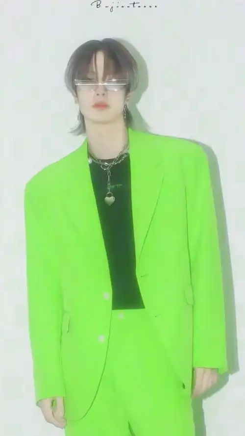 来看看红橙黄蓝绿的王一博