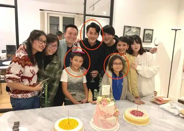 刘烨13岁儿子诺一近照曝光,组乐队在酒吧唱歌,帅气有型台风超稳