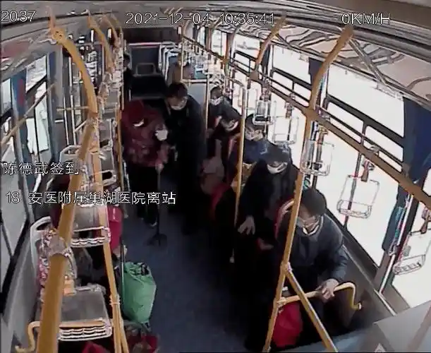 小举动暖人心巢湖这名公交驾驶员搀扶轮椅老人上下车获赞