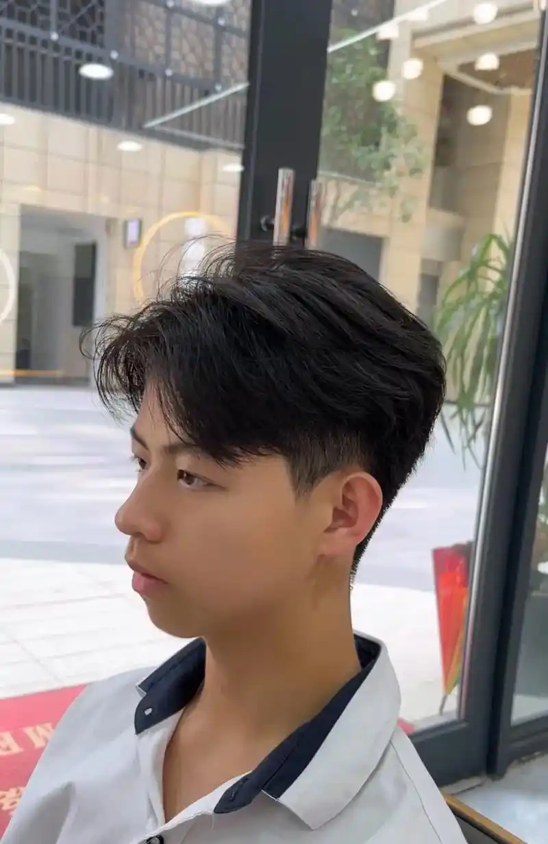 分享一款帅气有型的中分风格发型.