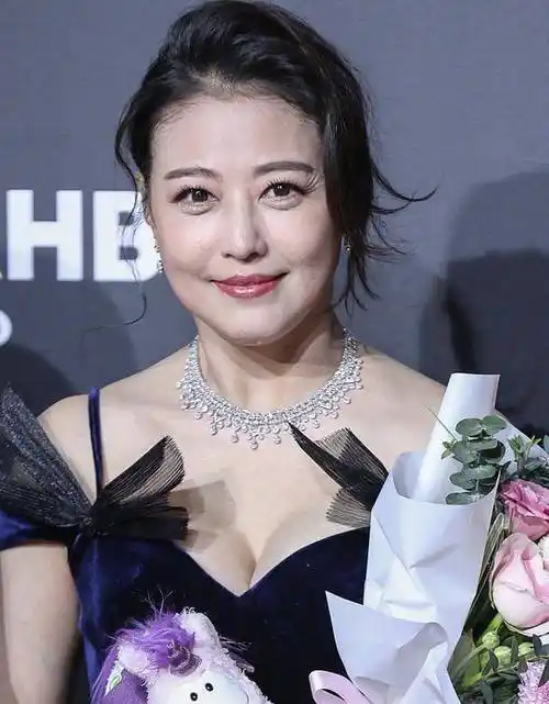 周海媚胳膊并不细,却最能说明女到中年才最美!