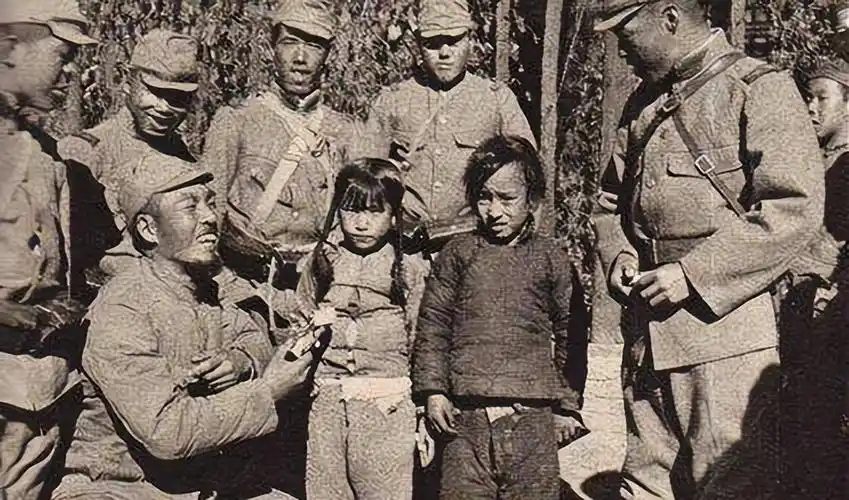 2004年一日本侵华老兵来黑龙江指着地面下面埋着一百多箱弹药